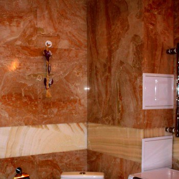 Un exemple de décoration murale avec des carreaux de marbre Un exemple de décoration murale avec des carreaux de marbre