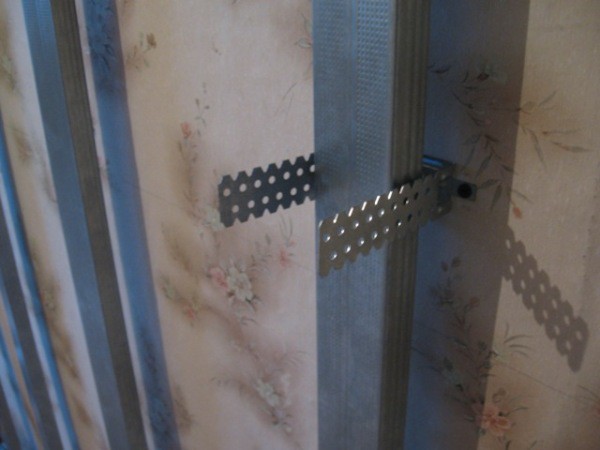 Dans la construction moderne, l'utilisation de plaques de plâtre est largement répandue, en tant que matériau de construction particulièrement abordable et en même temps fiable. Quel est ce produit utilisé en masse?