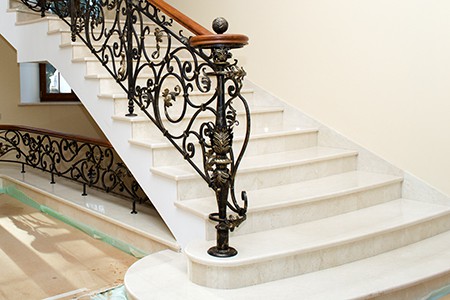 Doublure d'escalier en marbre avec un matériau léger. Doublure d'escalier en marbre avec un matériau léger.