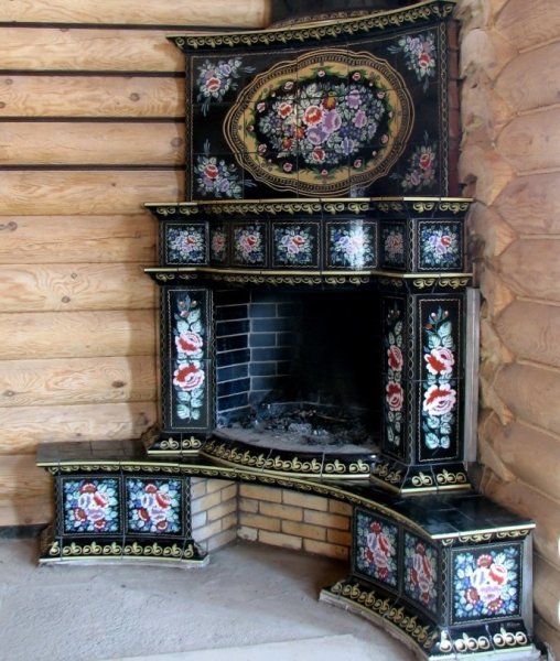 Face au poêle avec des carreaux de céramique: style russe Face au poêle avec des carreaux de céramique: style russe