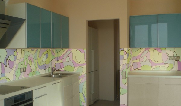 Skinali en plastique dans la décoration des murs de la cuisine Skinali en plastique dans la décoration des murs de la cuisine