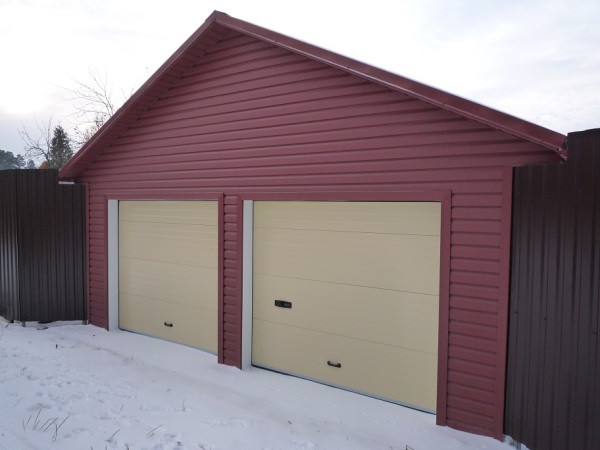 Façade d'un garage face au parement Façade d'un garage face au parement