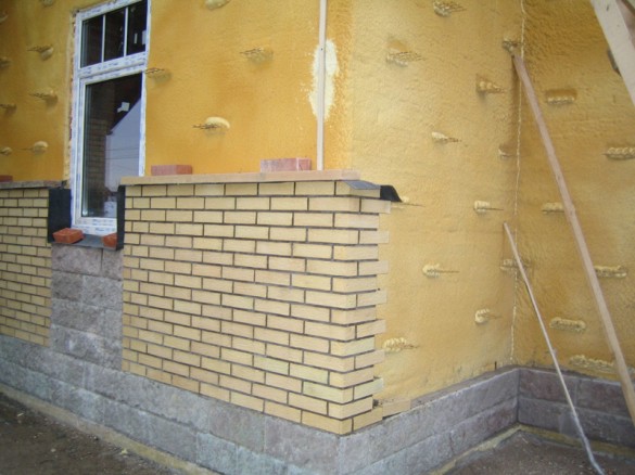Mur ancré et isolé, préparé pour le revêtement en brique Mur ancré et isolé, préparé pour le revêtement en brique