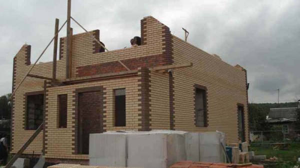 Face à une maison en béton cellulaire avec de la brique Face à une maison en béton cellulaire avec de la brique