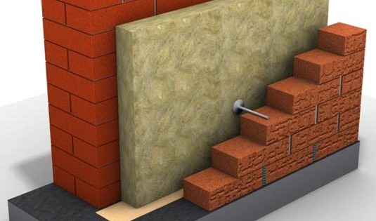 Les goupilles ou boulons sont installés toutes les 4 rangées de maçonnerie verticalement et après 1 mètre horizontalement Les goupilles ou boulons sont installés toutes les 4 rangées de maçonnerie verticalement et après 1 mètre horizontalement