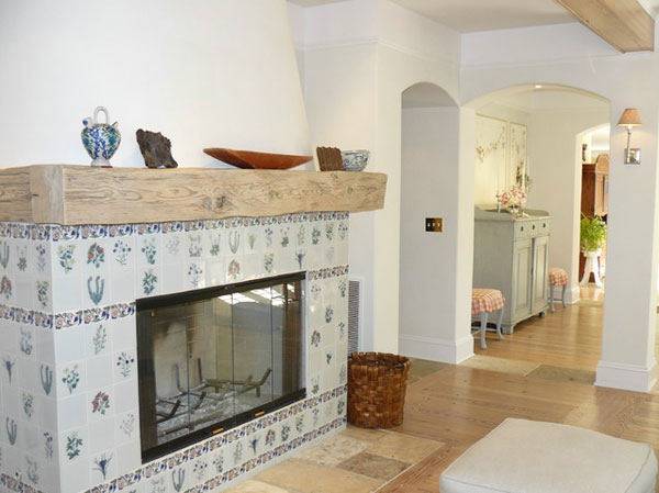 La décoration a utilisé des tuiles pour le manteau de cheminée La décoration a utilisé des tuiles pour le manteau de cheminée