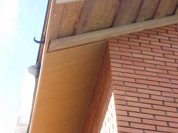 L'enlèvement du toit doit être suffisant pour protéger les murs de la pluie tombant du toit L'enlèvement du toit doit être suffisant pour protéger les murs de la pluie tombant du toit