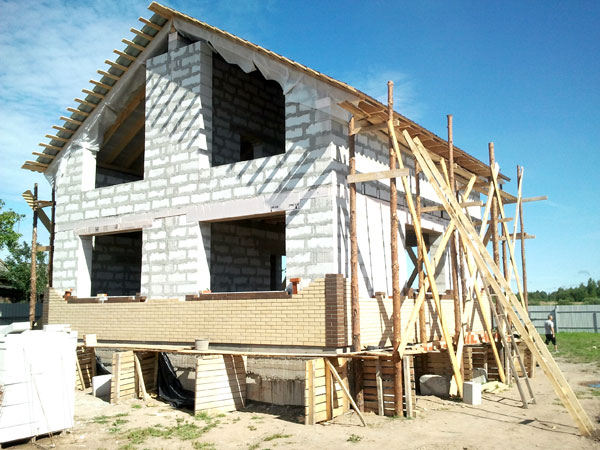 Un bâtiment résidentiel en brique de parement peut être en bloc, en bois ou en panneau Un bâtiment résidentiel en brique de parement peut être en bloc, en bois ou en panneau