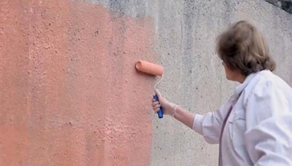La surface à apprêter doit être sèche et dégraissée La surface à apprêter doit être sèche et dégraissée