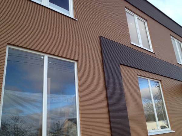Revêtement de la façade avec des panneaux à base de bois à base de polymère Revêtement de la façade avec des panneaux à base de bois à base de polymère