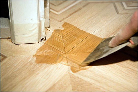 Le mastic à parquet est utilisé pour sceller les fissures et protéger la surface Le mastic à parquet est utilisé pour sceller les fissures et protéger la surface