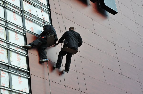 Le travail des installateurs sur la façade Le travail des installateurs sur la façade