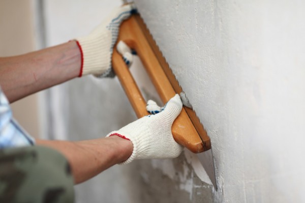 Nous mettons le mastic de finition Nous mettons le mastic de finition