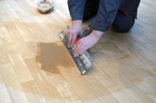 Appliquer du mastic avec une spatule Appliquer du mastic avec une spatule