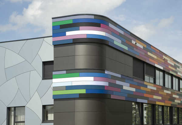 Revêtement mural extérieur avec panneaux HPL Revêtement mural extérieur avec panneaux HPL