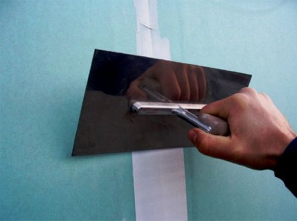 Le mastic est appliqué avec une râpe. Le mastic est appliqué avec une râpe.