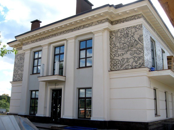 Pour une telle décoration de façade, un mastic extérieur est nécessaire Pour une telle décoration de façade, un mastic extérieur est nécessaire