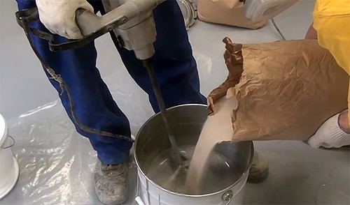 Le mastic est préparé de la manière habituelle - à l'aide d'un mélangeur de construction, qui vous permet de mélanger la matière sèche avec de l'eau jusqu'à ce qu'elle soit lisse sans grumeaux Le mastic est préparé de la manière habituelle - à l'aide d'un mélangeur de construction, qui vous permet de mélanger la matière sèche avec de l'eau jusqu'à ce qu'elle soit lisse sans grumeaux