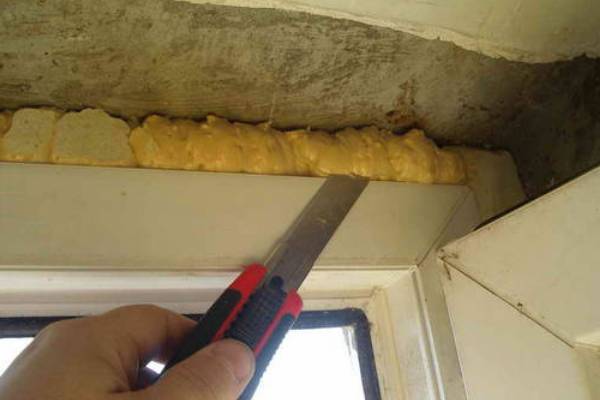 Élimination de la mousse avec un couteau de bureau