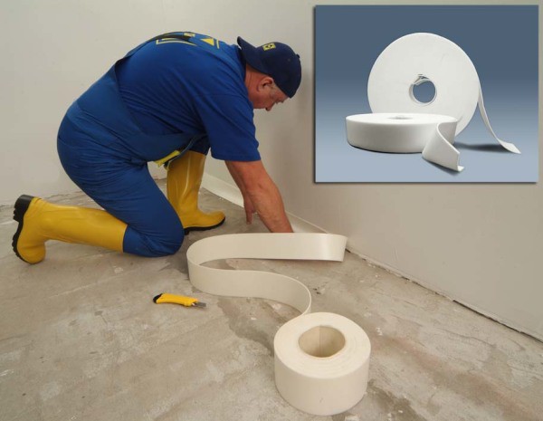 En préparation du revêtement: imperméabiliser les joints des murs et du sol de la salle de bain En préparation du revêtement: imperméabiliser les joints des murs et du sol de la salle de bain