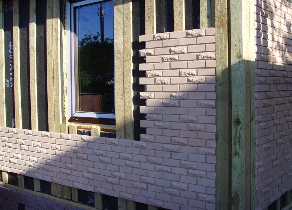 Face à la façade d'une maison privée avec des panneaux de briques Face à la façade d'une maison privée avec des panneaux de briques