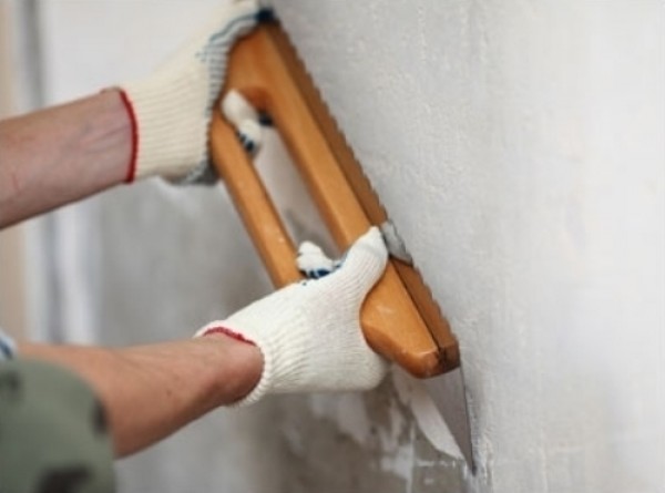 Mastic de murs sous une tuile