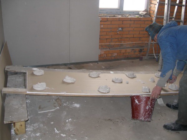 Technologie des cloisons sèches pour les murs: montage adhésif Technologie des cloisons sèches pour les murs: montage adhésif