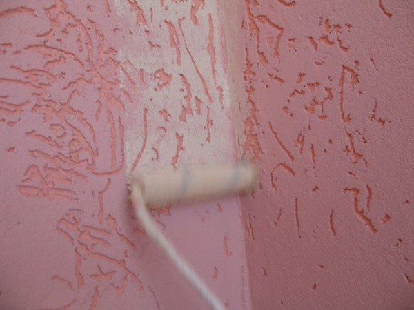 S'il n'y a pas beaucoup de peinture sur le rouleau, il n'entrera pas dans les évidements et la structure de la surface sera accentuée dans une couleur différente