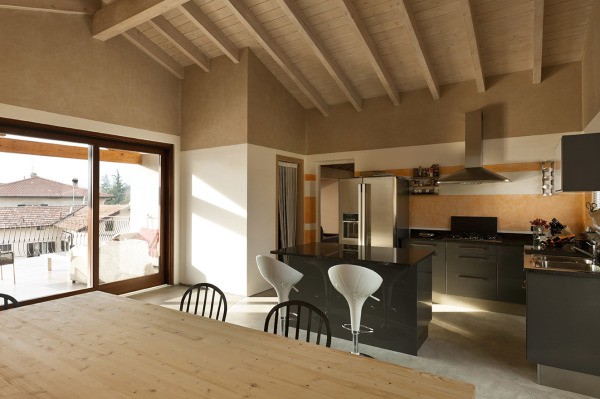 Intérieur d'une maison en bois avec peinture en plaques de plâtre Intérieur d'une maison en bois avec peinture en plaques de plâtre