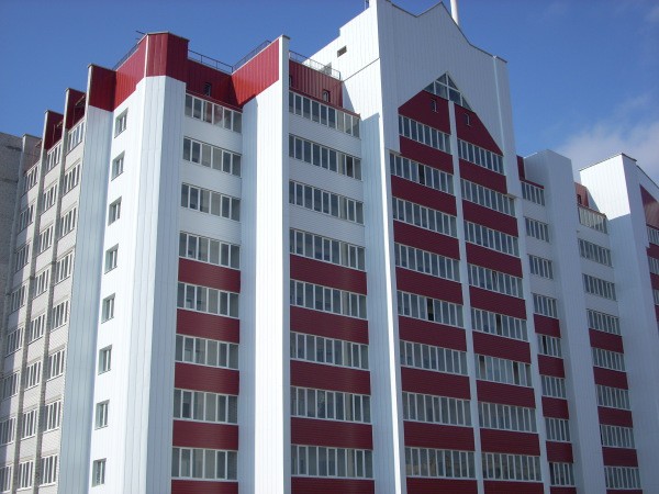 Panneaux linéaires dans le revêtement d'un bâtiment à plusieurs étages Panneaux linéaires dans le revêtement d'un bâtiment à plusieurs étages