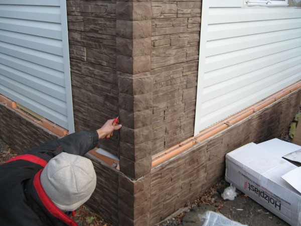 Finition des fondations de la maison et de ses murs: panneaux compacts en imitation pierre Finition des fondations de la maison et de ses murs: panneaux compacts en imitation pierre