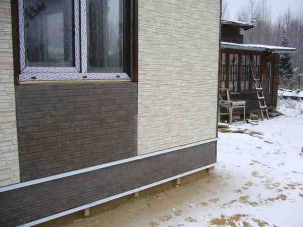 Finition de la base de la fondation de vis à pieux avec des panneaux de revêtement Finition de la base de la fondation de vis à pieux avec des panneaux de revêtement