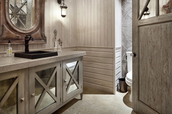 Finition dans la salle de bain dans une maison en bois Finition dans la salle de bain dans une maison en bois