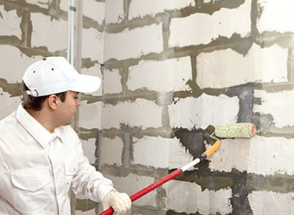 Les murs relativement uniformes peuvent être apprêtés et masticés immédiatement Les murs relativement uniformes peuvent être apprêtés et masticés immédiatement