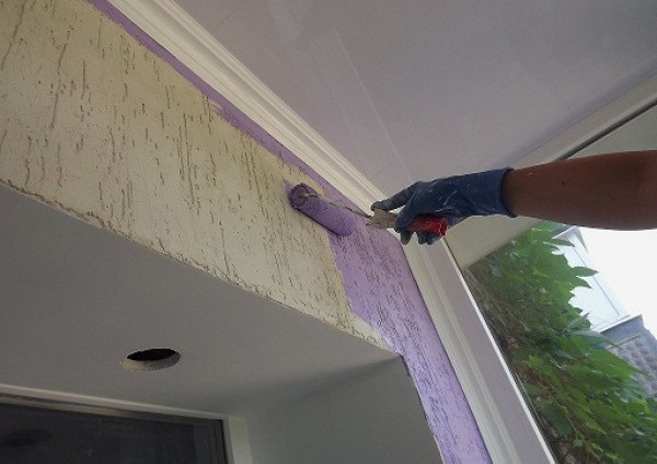 Peinture de plâtre décoratif sur le balcon