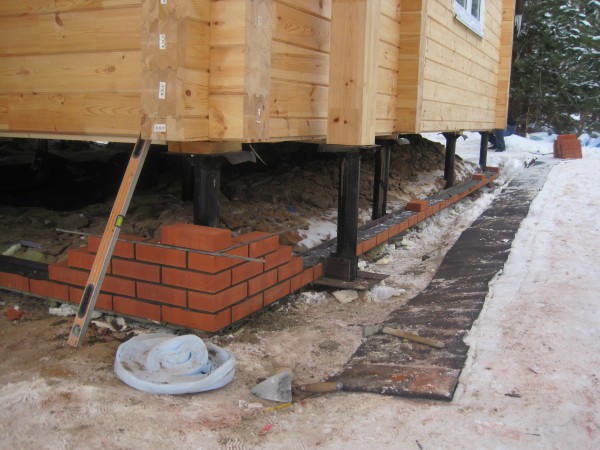 La construction d'une base en brique sur une fondation sur pieux La construction d'une base en brique sur une fondation sur pieux