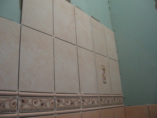 Revêtement mural avec carreaux de céramique sur colle Revêtement mural avec carreaux de céramique sur colle
