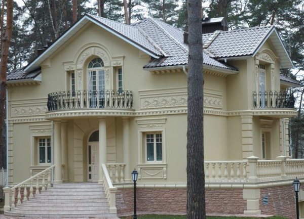 Façade d'une maison peinte avec de la peinture silicone Façade d'une maison peinte avec de la peinture silicone