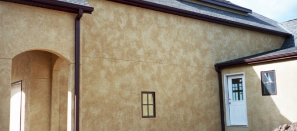 Façade de la maison peinte avec de la peinture de texture Façade de la maison peinte avec de la peinture de texture
