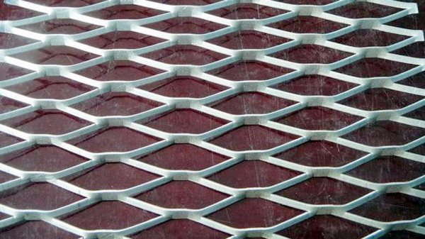 Sur la photo, le plâtre à mailles métalliques avec une maille perforée et un revêtement galvanisé Sur la photo, le plâtre à mailles métalliques avec une maille perforée et un revêtement galvanisé