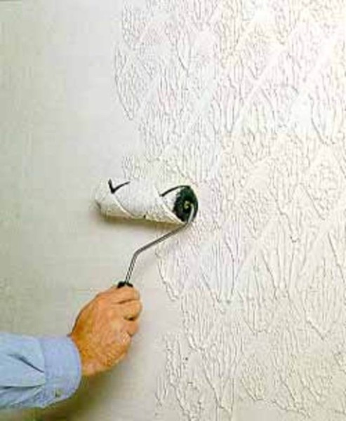 Application de peinture acrylique avec un rouleau de texture Application de peinture acrylique avec un rouleau de texture