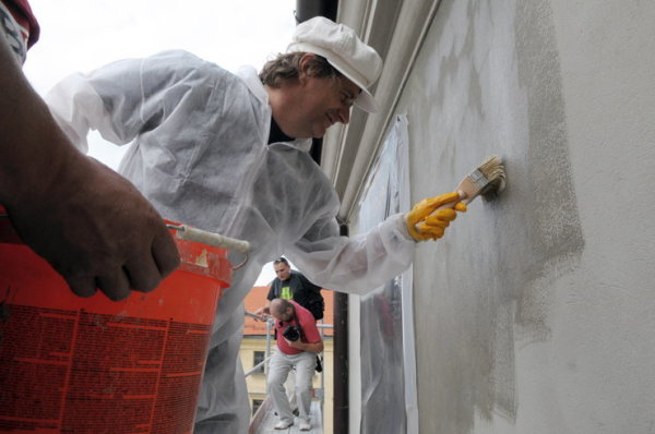 Avant de peindre la maison à l'extérieur: imprégnation du mur avec de la terre