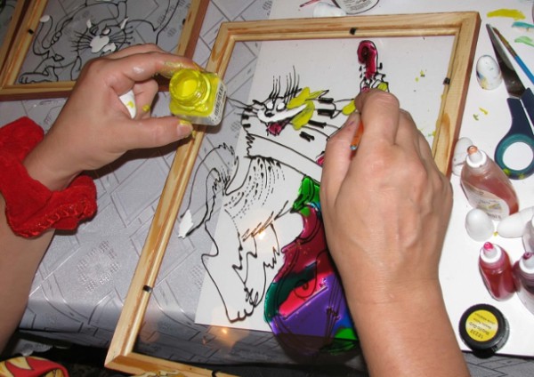 Procédé de peinture sur vitrail acrylique Procédé de peinture sur vitrail acrylique