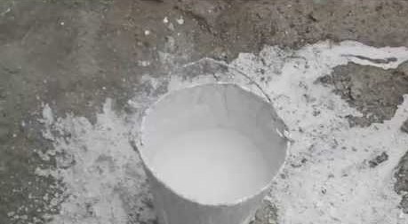 La solution est ajoutée sous forme de lait de chaux. La solution est ajoutée sous forme de lait de chaux.