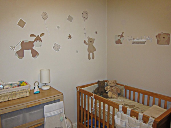 Chambre d'enfant brun beige avec des personnages de dessins animés sur le papier peint Chambre d'enfant brun beige avec des personnages de dessins animés sur le papier peint