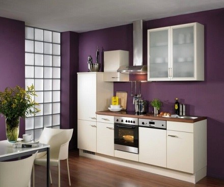 Murs de cuisine violets et meubles blancs