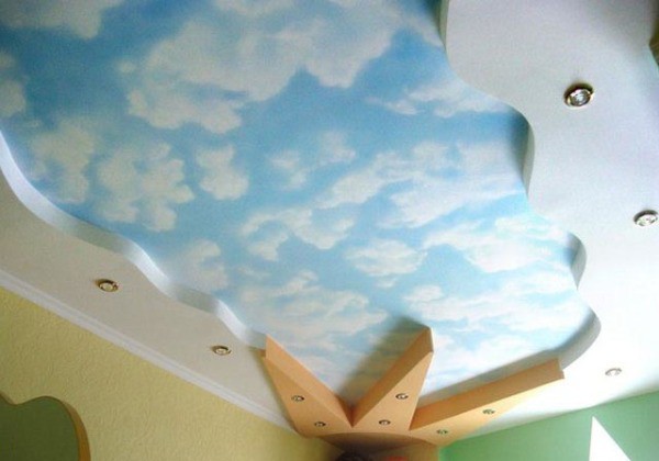 Le papier peint céleste au plafond est bien adapté pour une chambre d'enfant Le papier peint céleste au plafond est bien adapté pour une chambre d'enfant