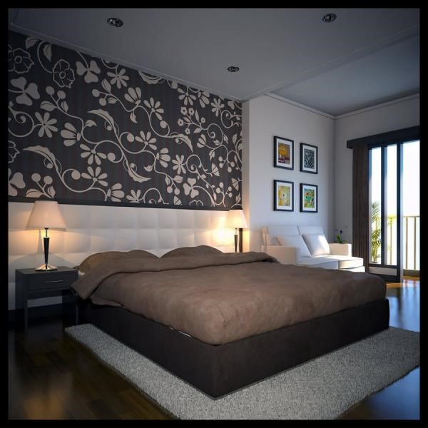 Papier peint combiné à l'intérieur de la chambre, accent mis sur le lit