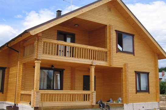 Nous peignons une maison en bois à l'extérieur Nous peignons une maison en bois à l'extérieur