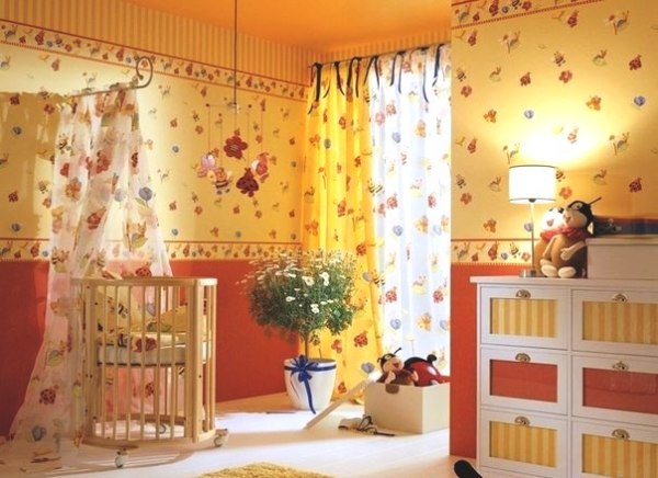 Couleurs colorées mais calmes dans la pépinière pour le nouveau-né Couleurs colorées mais calmes dans la pépinière pour le nouveau-né